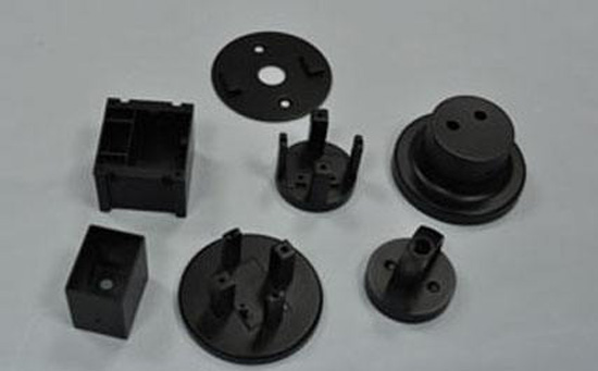 在CNC手板廠(chǎng)或快速成型之后，表面是原料顏色的原材料，通常是黃色或白色的