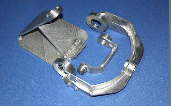 手板一般是少量的樣品，生產(chǎn)周期短，較少的人力和物力資源，很快發(fā)現(xiàn)產(chǎn)品設(shè)計(jì)的不足和改進(jìn)，以便生產(chǎn)。