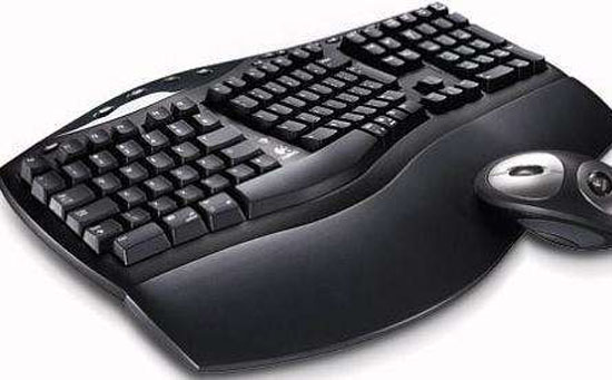 許多模具廠不能自制自己的手板。他們的手板業(yè)務(wù)都是向?qū)I(yè)手廠發(fā)放的，因?yàn)槟＞邚S的設(shè)備和人員一般都是自己做的注塑成型