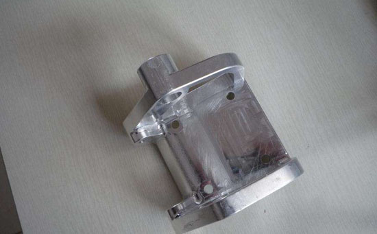 五金手板加工的時(shí)間長，單價(jià)高，單單是不銹鋼材質(zhì)的價(jià)格是一般工程塑料價(jià)格的好幾倍