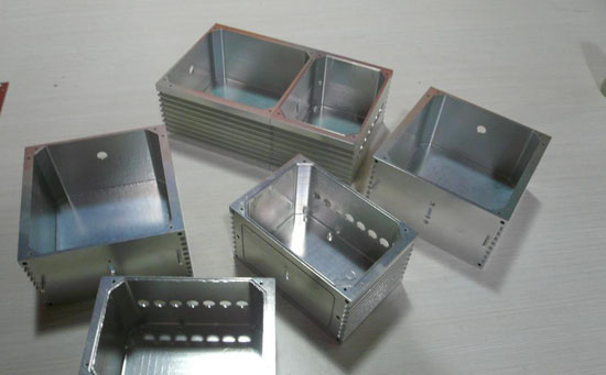 五金手板之后，我們可以有選擇性的去做手板，到底是采用塑膠還是金屬