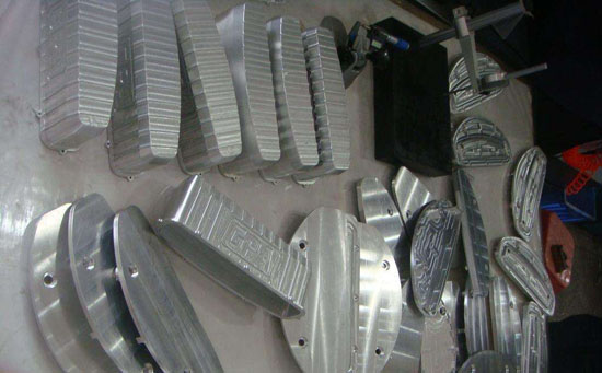 CNC手板廠的表面處理多樣化，如研磨和噴灑灰、噴漆、拋光、絲網(wǎng)印刷、電鍍等