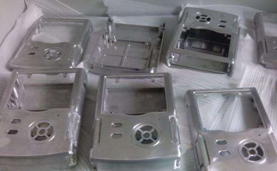 CNC手板廠具有較高的重復(fù)性和精密度。它為各種幾何形狀和多種材料的配備配備了多種工具選擇