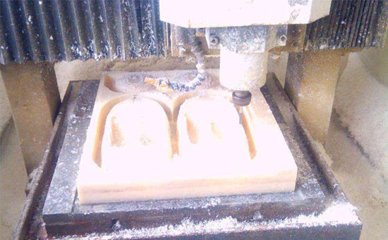 先進(jìn)的手板廠擁有齊全的機(jī)器設(shè)備，圖為：機(jī)器在加工手板