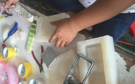 對(duì)于手工要求比較大的手板來說，人工打造更為合適